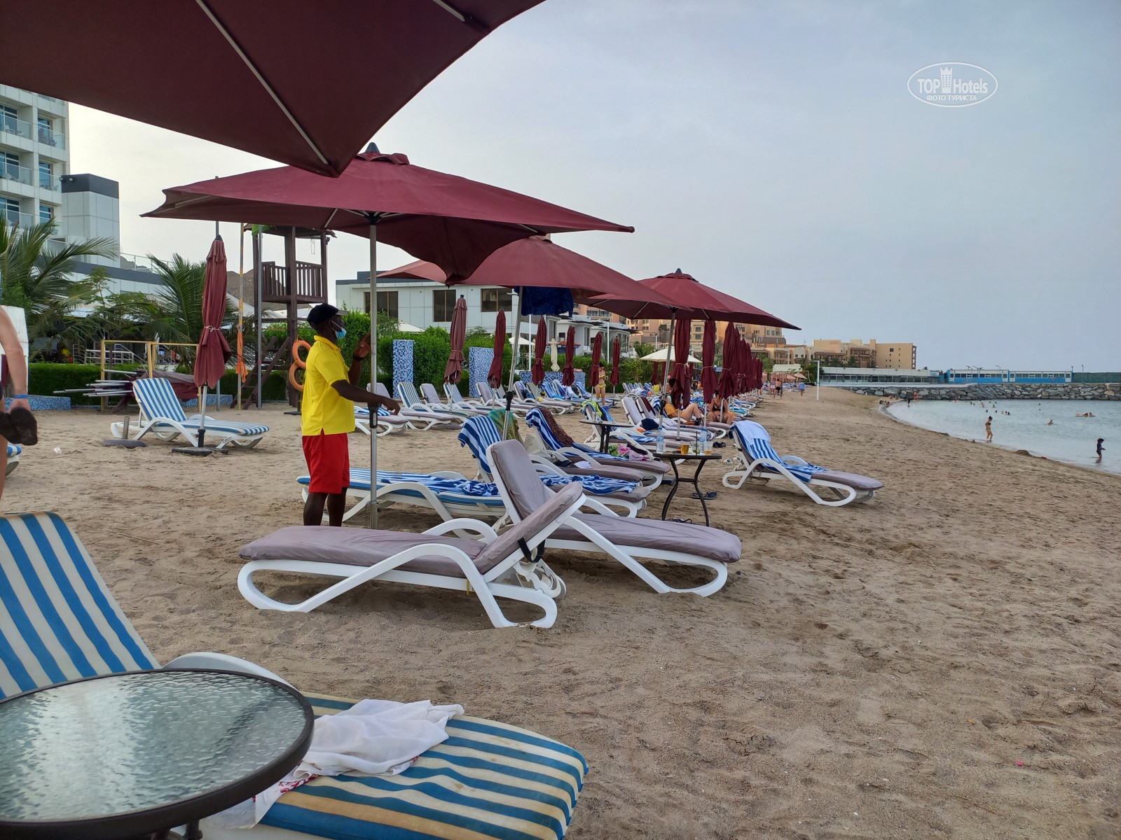 Bab al bahr beach hotel 5. Шезлонг на пляже. Мираж баб Аль Бахр Бич Резорт 4 Фуджейра. Mirage Bab al Bahr Beach Hotel 5 Фуджейра. Mirage Bab al Bahr аквапарк.