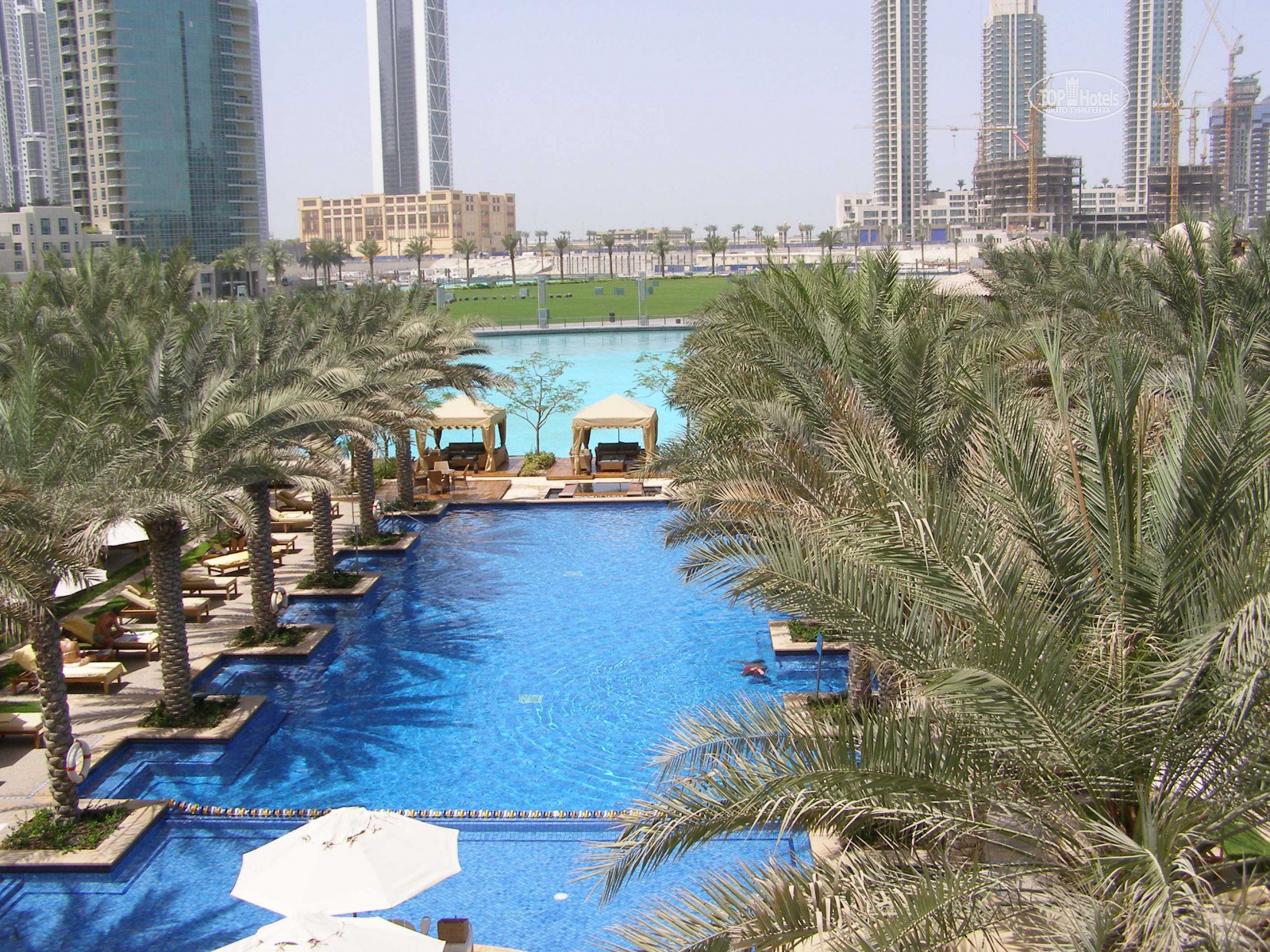 The palace downtown dubai. Дубай Палас Даунтаун бассейн. Rixos Dubai Jumeirah the Palm аквапарк. Новый год в Риксос зе пальм. Рэдиссон Палм Джумейра ТОПХОТЕЛС.