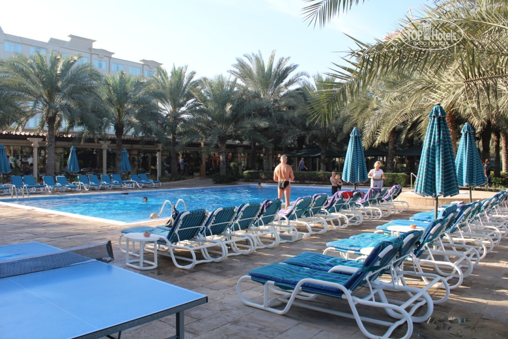 Coral beach resort sharjah. Отель в Шарджа корол Бич. Корал Бич Шарджа пляж. Букинг Корал Бич Шарджа. Шарджа Coral Beach Resort море.