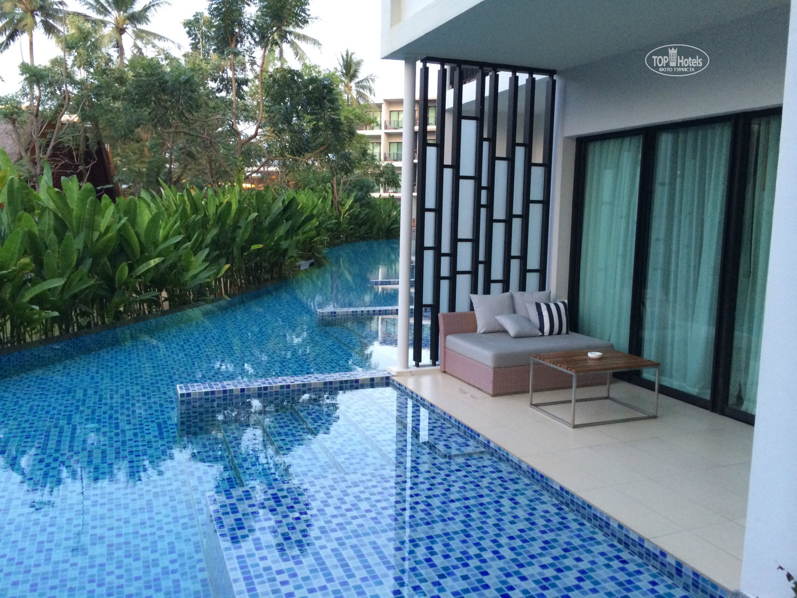 Le meridien mai khao phuket. Пхукет отели Макао. Holiday Inn Resort Phuket mai Khao Beach 4. Номера в Тайланде с выходом в бассейн. Таиланд бассейн возле отеля.