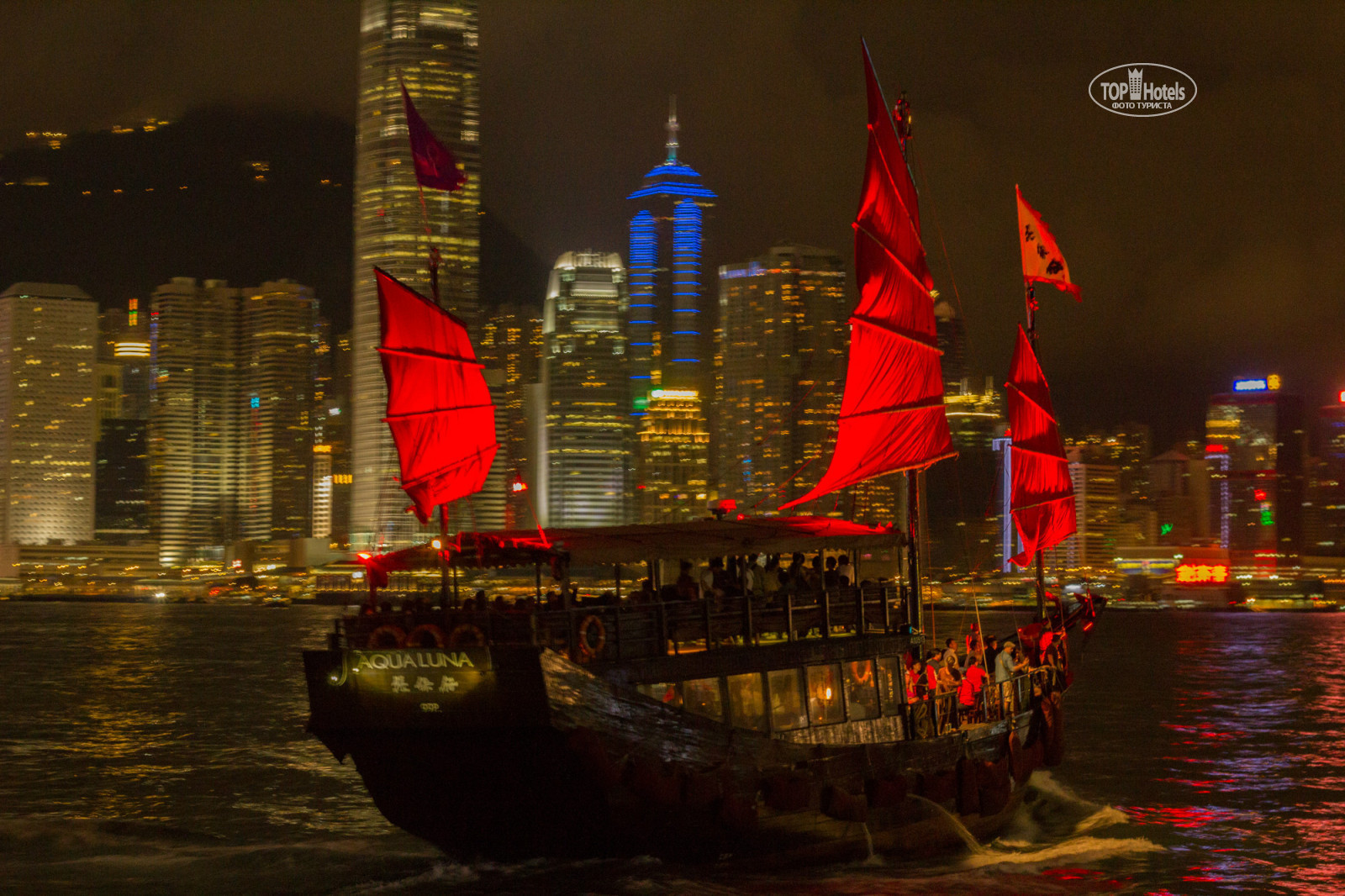 Гонконг достопримечательности. Гавань гонконг джонки. Гонконг корабль. Гонконг корабль. Паруса китайских джонок.